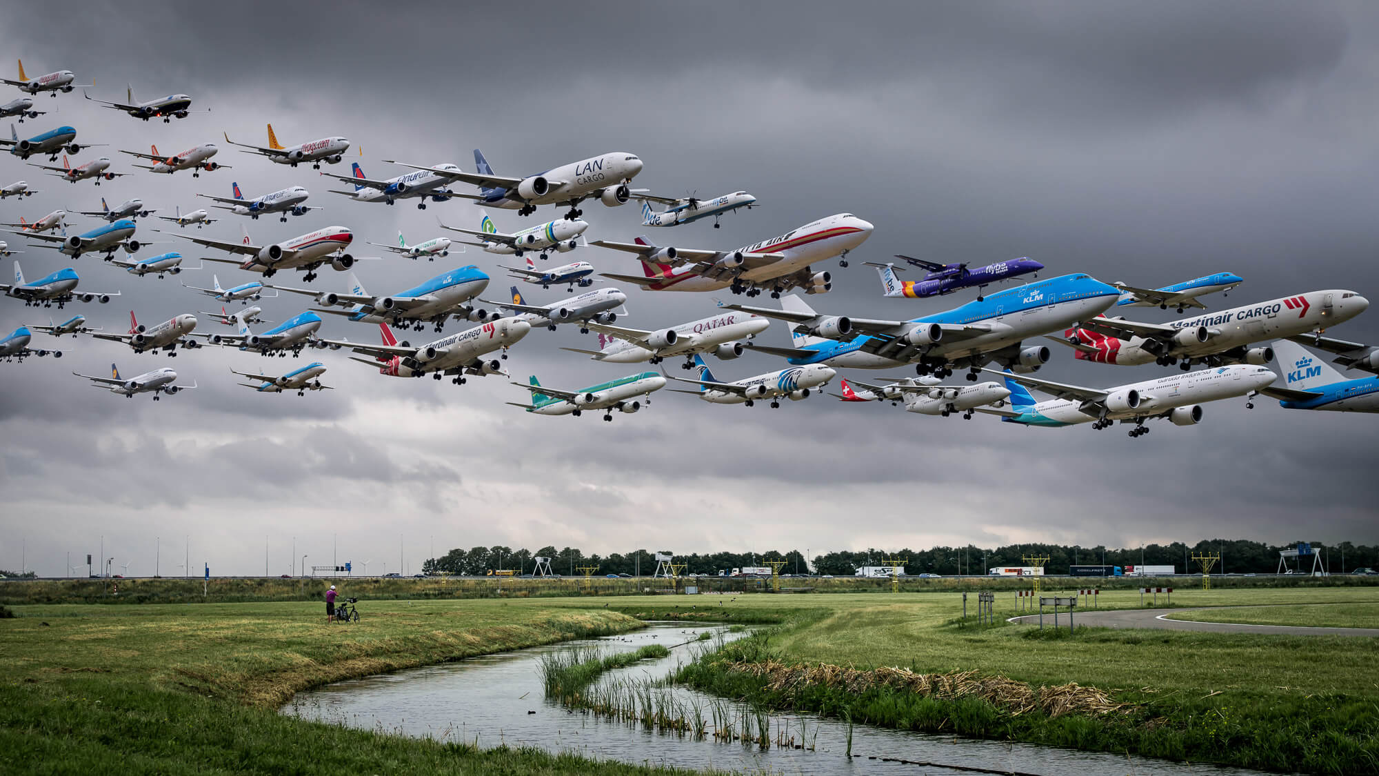 Пригород самолет. Майк Келли фотограф. Много самолетов. Стая самолетов. Много самолетов в небе.
