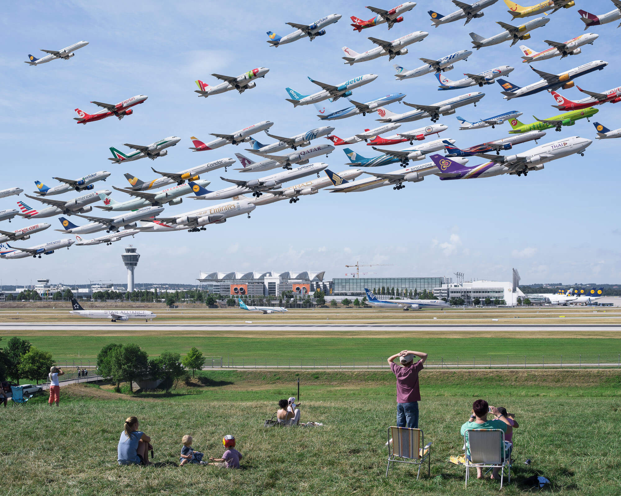 Пригород самолет. Майк Келли фотограф. Много самолетов. Птицы на аэродроме. Много самолетов в небе.